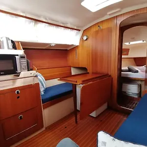 Cozy Sailboat In Barcelona!! No Showers Sant Adrià de Besòs